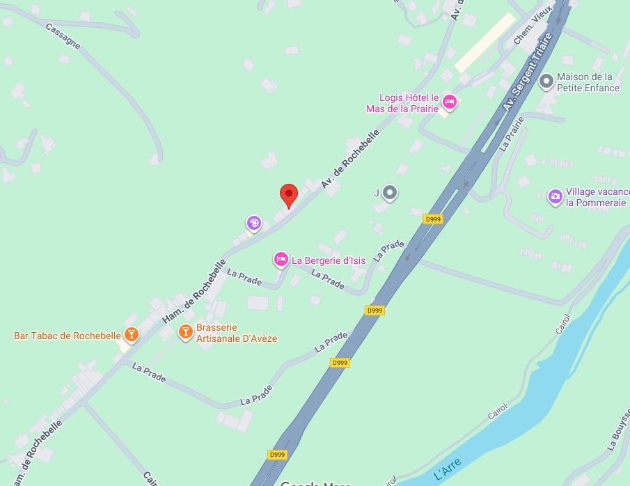 Carte routière centrée sur Av. de Rochebelle près de la D999, indiquant La Bergerie d'Isis, Logis Hôtel Le Mas de la Prairie et Bar Tabac de Rochebelle.